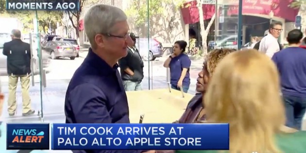 Tim Cook saluta i clienti dell’Apple Store di Palo Alto