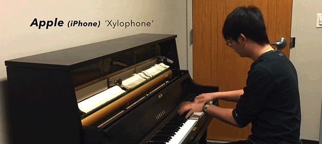 Un pianista riproduce le più famose suonerie per cellulare