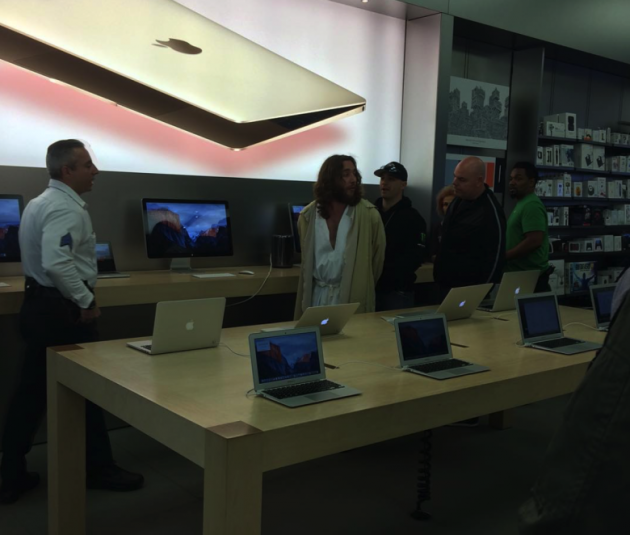Un uomo vestito da Gesù si rifiuta di uscire da un Apple Store e viene arrestato…
