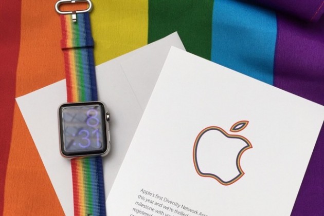 Apple realizza un cinturino speciale per Apple Watch dedicato alla comunità gay