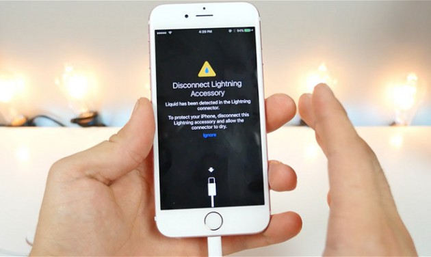 iOS 10 ti avvisa se la porta Lightning entra a contatto con un liquido