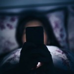 City University London: l’uso dello smartphone a letto può causare cecità temporanea