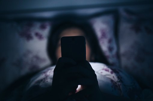 City University London: l’uso dello smartphone a letto può causare cecità temporanea