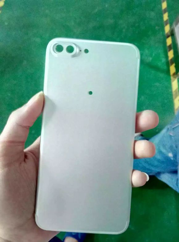 iPhone 7 Plus: nuova foto della scocca direttamente da Foxconn (?)