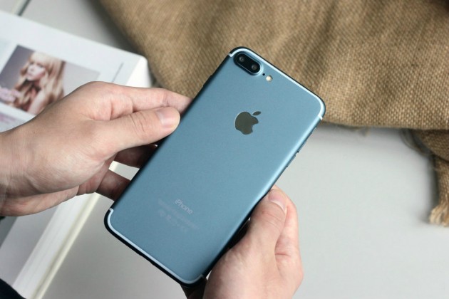 Nuove foto ritraggono un iPhone 7 Plus funzionante in versione Deep Blue!