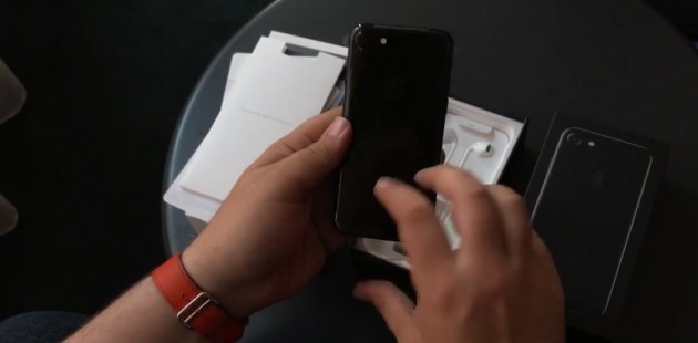 Primi unboxing video di iPhone 7 Jet Black, AirPods e Apple Watch 2