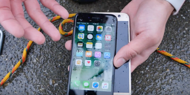 iPhone 7 contro Galaxy S7: chi resiste di più all’acqua?