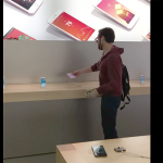 Niente garanzia di due anni? Un uomo la prende a male e distrugge decine di iPhone!