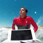 Un surfer prova l’impermeabilità dell’iPhone 7