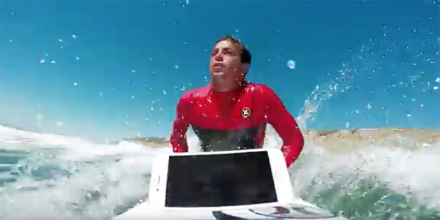 Un surfer prova l’impermeabilità dell’iPhone 7