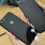 Apple rimuove i cavi di sicurezza dagli iPhone esposti in negozio