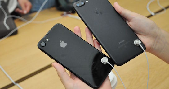 Apple rimuove i cavi di sicurezza dagli iPhone esposti in negozio