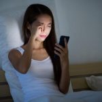 Maggiore rischio depressione e obesità per chi usa lo smartphone a letto