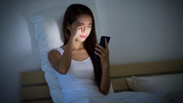Maggiore rischio depressione e obesità per chi usa lo smartphone a letto