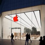 Logo Apple di colore rosso per la giornata mondiale contro l’AIDS