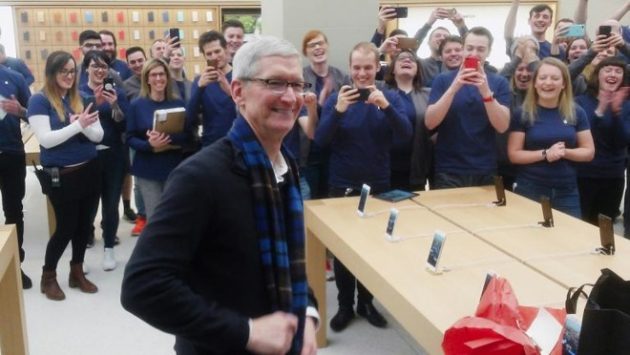 Tim Cook visita a sorpresa l’Apple Store di Glasgow!