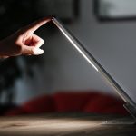 Da Dodocool la lampada da tavolo/parete che fa anche da stand per iPhone