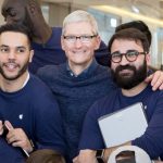Tim Cook in visita all’Apple Store di Marsiglia