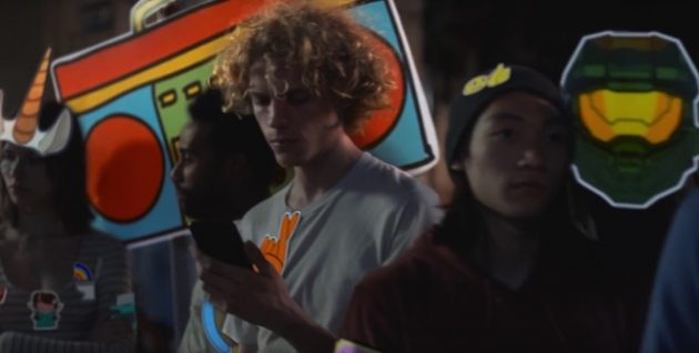 Gli sticker di iMessage nel mondo reale nell’ultimo spot Apple