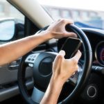 L’uso dello smartphone alla guida fa sempre più vittime, soprattutto tra i quarantenni