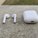 Apple brevetta il case impermeabile per AirPods che ricarica l’iPhone