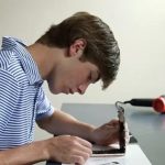 Riparare iPhone nel periodo estivo: adolescenti pensano al loro futuro
