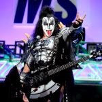 Gene Simmons dei KISS promuove il Google Pixel scrivendo da… iPhone!