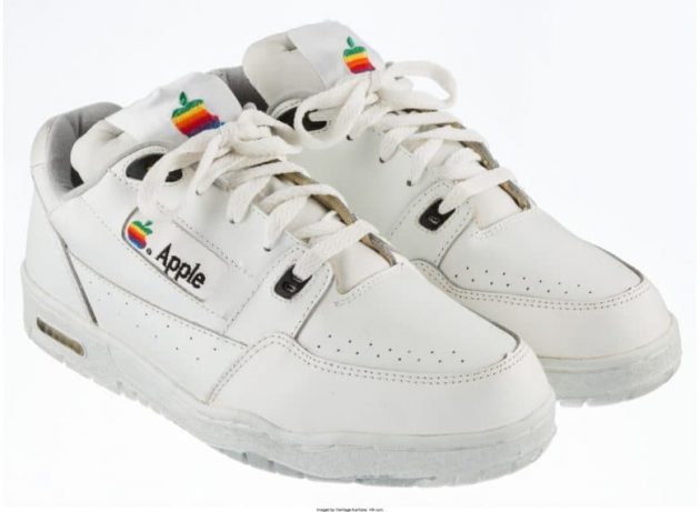 Un paio di rarissime sneaker Apple all’asta per 30.000 dollari