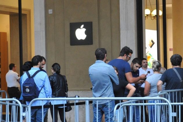 C’è già chi inizia a fare la fila all’Apple Store per acquistare iPhone X!