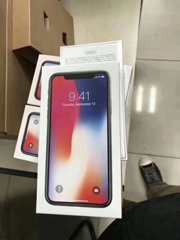Nuove foto e video unboxing in anteprima di iPhone X