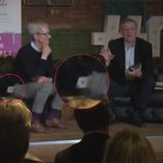 Tim Cook e l’iPhone X che cade dalla tasca