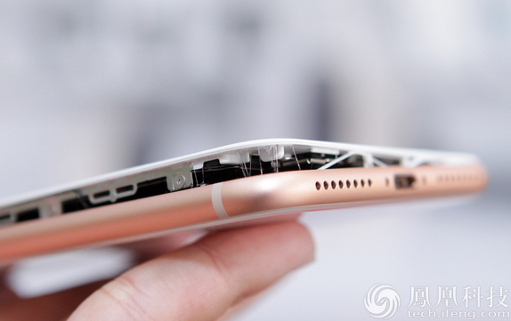 Apple sta esaminando i due iPhone 8 Plus con display distaccato