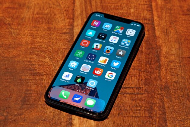 Il display OLED dell’iPhone X visto al microscopio