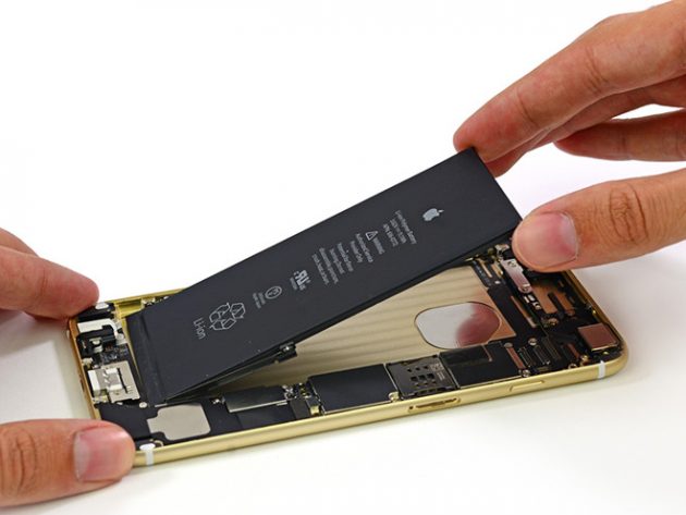 Nuova accusa ad Apple: “Rallentamenti software per evitare di sostituire le batterie in garanzia!