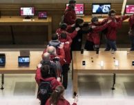 Manifestazione anti-Apple in Francia: “L’azienda paghi le tasse dovute!”