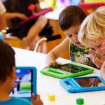 Studio in UK: limitare l’uso dei dispositivi elettronici ai bambini non serve