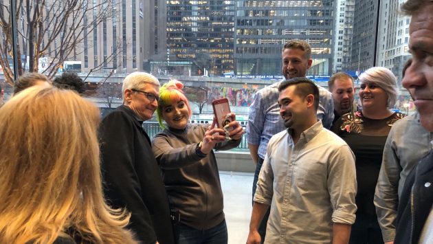 Tim Cook in visita al nuovo Apple Store di Chicago