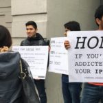 Studenti di Stanford contro Apple: “Non fa nulla per aiutare chi soffre di dipendenza da smartphone”