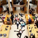 Francia, nuova protesta degli attivisti Attac contro Apple!