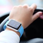 Donna multata per aver usato l’Apple Watch in auto
