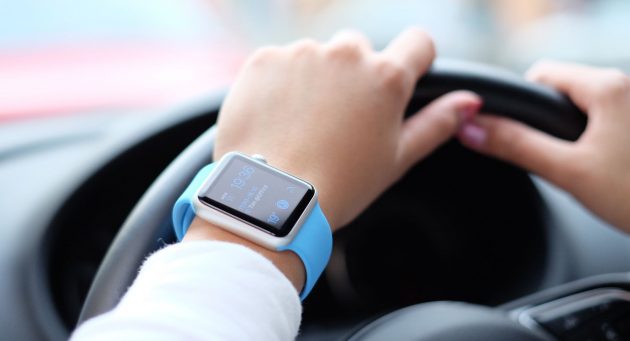 Donna multata per aver usato l’Apple Watch in auto