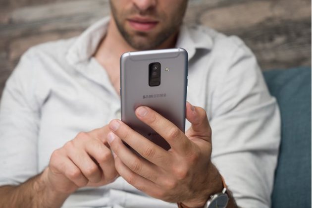 Gli smartphone Samsung inviano foto a contatti casuali