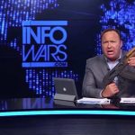 Apple elimina da iTunes il podcast cospirazionista di Infowars