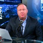 Apple blocca Alex Jones, eliminata l’app Infowars dallo store