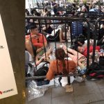 Day One iPhone XS? Huawei prende in giro Apple e i clienti in fila!