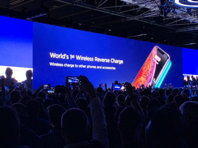 Huawei prende in giro Apple: Mate 20 Pro può ricaricare gli iPhone