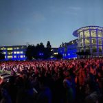 Apple celebra l’inizio del Natale con un concerto di Idina Menzel