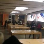 Francia, gilet gialli saccheggiano l’Apple Store di Bordeaux