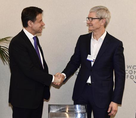 Tim Cook incontra il premier Giuseppe Conte: “Investiremo ancora in Italia”