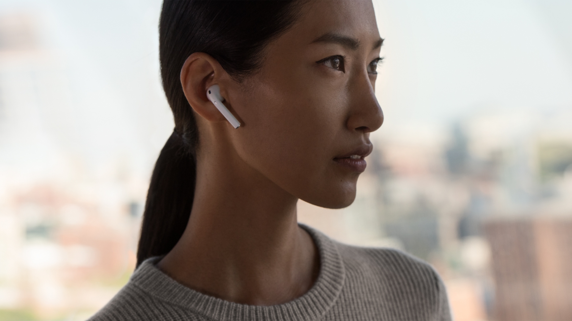 Потерял беспроводной наушник. Apple AIRPODS 2 В ушах. Apple AIRPODS на человеке. AIRPODS 2 человек. Беспроводные наушники AIRPODS В ушах.